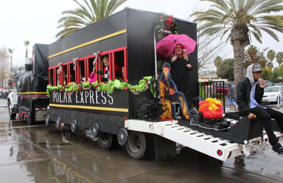 TriDeltaTransit's tweet image. Tri Delta Transit takes you places! 

Pittsburg is having a Twilight Parade and Tree Lighting celebration on Saturday, December 6th.  

Take Tri Delta Transit Route 372 to the detour point then enjoy the celebration. Parade starts at 5 pm and the tree lighting is at 7:00 pm.