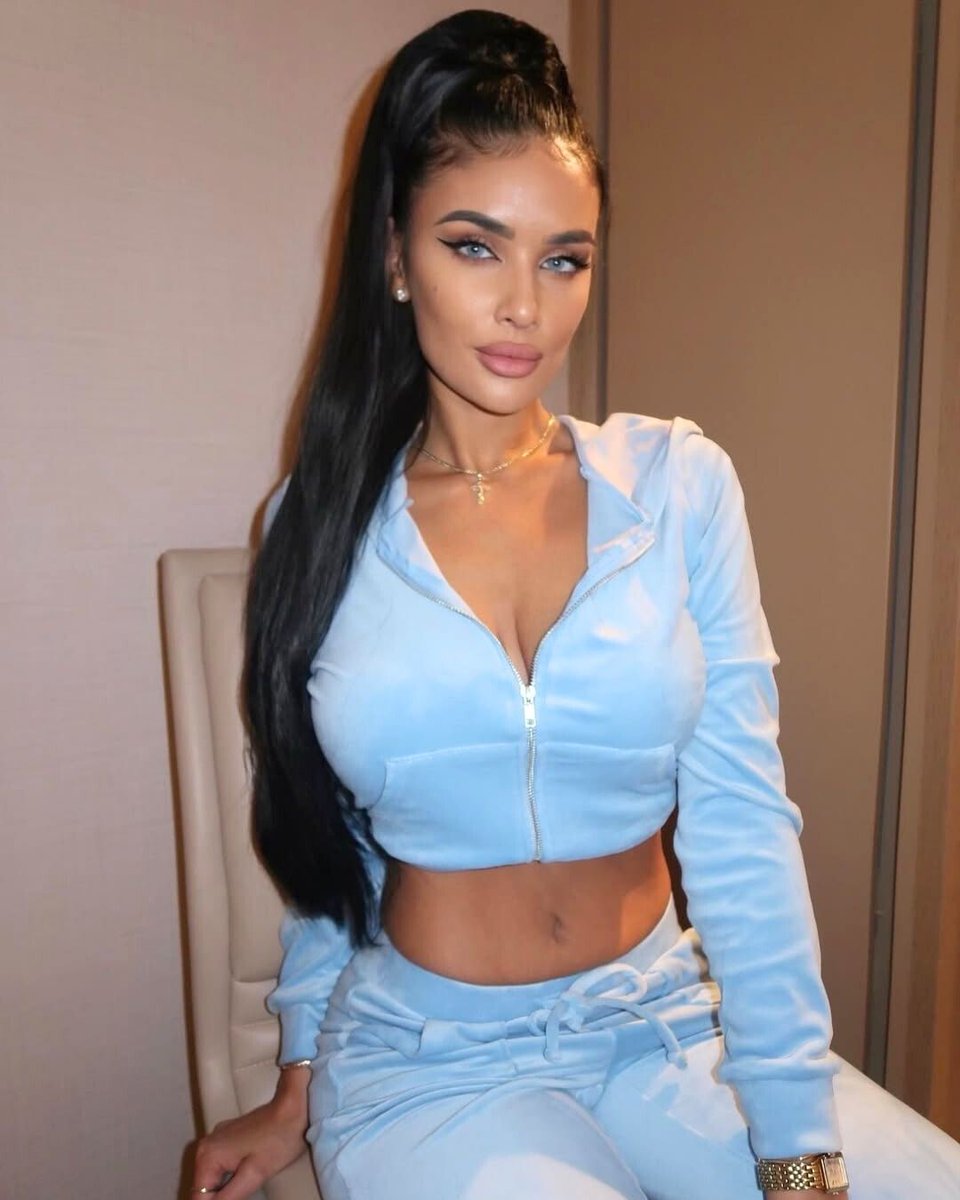 ModaXpressStore's tweet image. Airport Fits? Winter Trips? Cozy Getaways? Fleece Season, Babe 😌❄️
Soft, Warm &amp;amp; Serving Effortless Cute From Takeoff To Touchdown ✈️💕 Trust Me… You NEED It @erilynnluv

🔎&quot;Long Sleeve Zip Up Velour Hoodie &amp;amp; Velour High Waist Flared Pants Light Blue&quot;

➡️ modaxpressonline.com