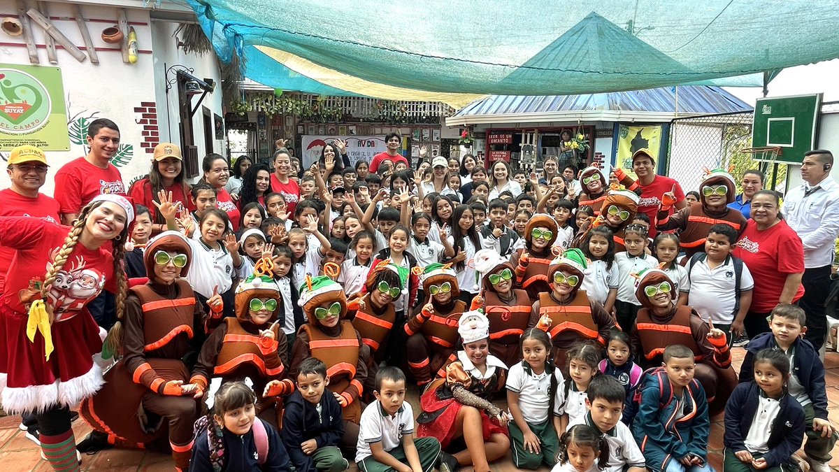 ¡Compartiendo con niños en zonas rurales!

La Gestora Social <a href="/nsanchezsilva/">Natalia Sánchez</a> lideró a través de la Secretaría de Educación la articulación con <a href="/GobdeSantander/">Gobernación de Santander</a> y la Asociación ASPAS, para ofrecer un espacio lleno de regalos, música y diversión con la campaña Es Tiempo de Compartir.