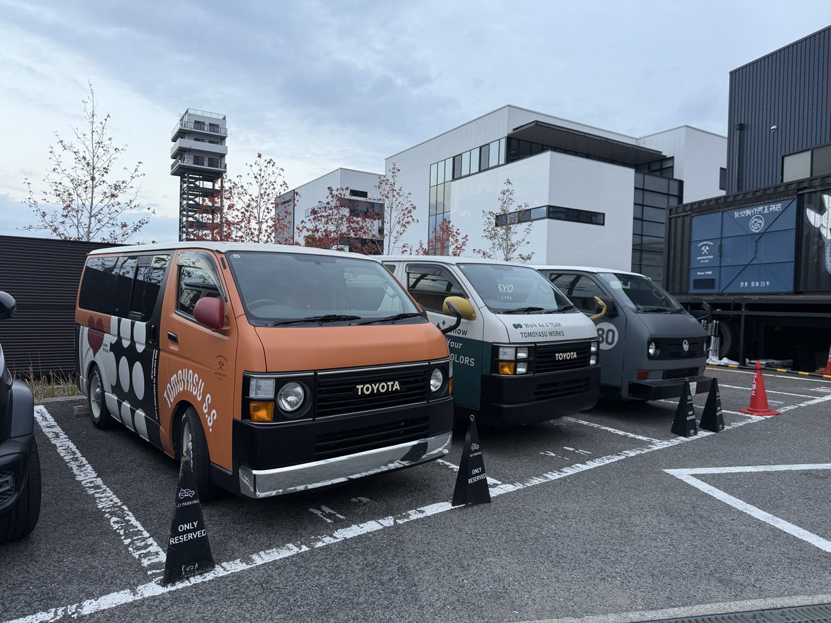 ColorsCurtain's tweet photo. うちの営業車のハイエース
なんか3台並ぶとめちゃくちゃ可愛い。
ものづくり企業の営業車はこうあるべき。
あと、消しゴムマジックすげーな。。ナンバープレートが消えた。。 https://t.co/H62WoDgCIB