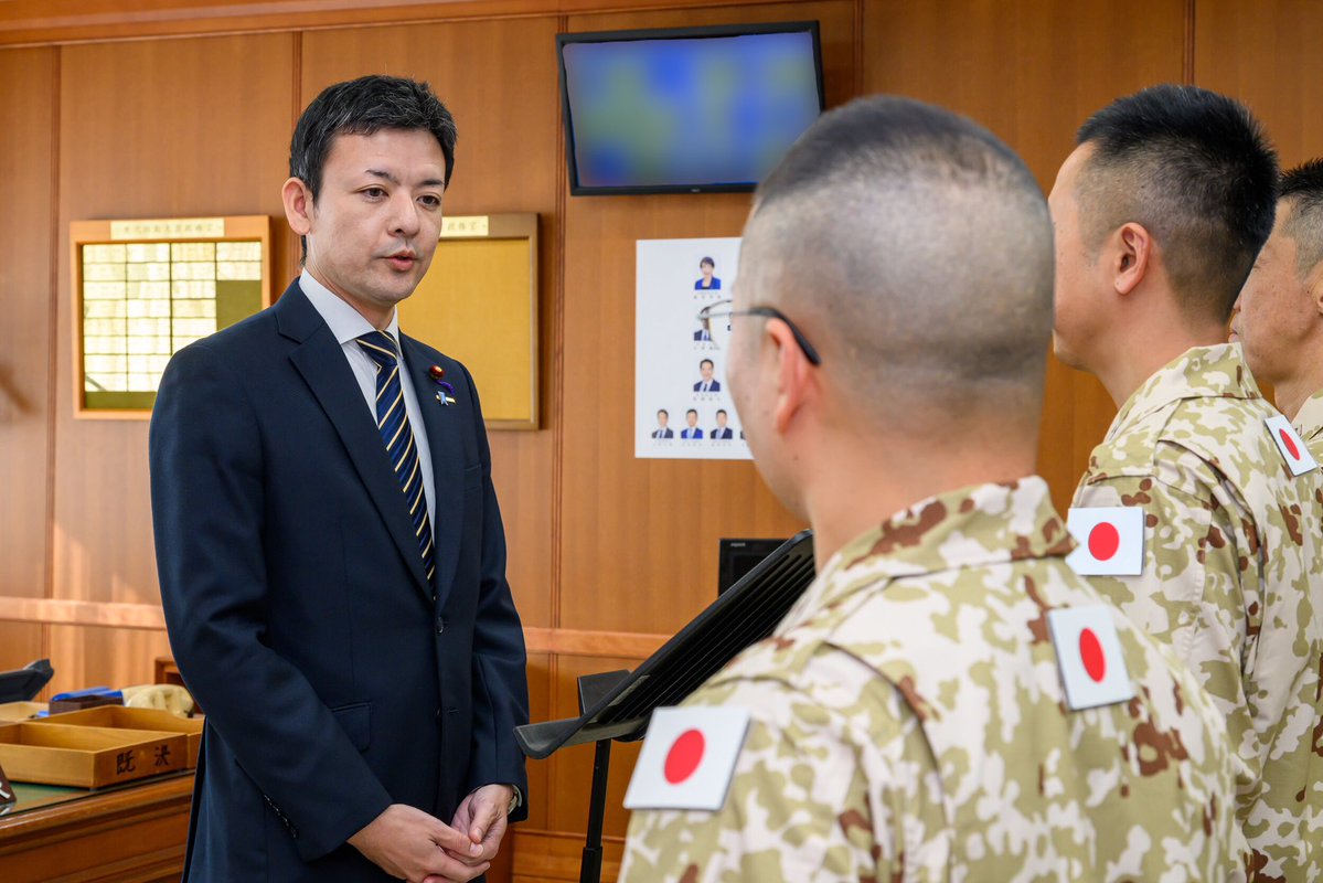 ModJapan_jp's tweet image. ジブチ軍への能力構築支援（軍楽隊育成）のため、陸自中央音楽隊、東部方面音楽隊、第２音楽隊、第８音楽隊の隊員が🇩🇯に派遣されています📯

11月28日、吉田防衛大臣政務官は派遣される隊員を激励しました。

派遣隊員は演奏指導などを行い、🇩🇯軍楽隊の演奏技術の向上に貢献します💪