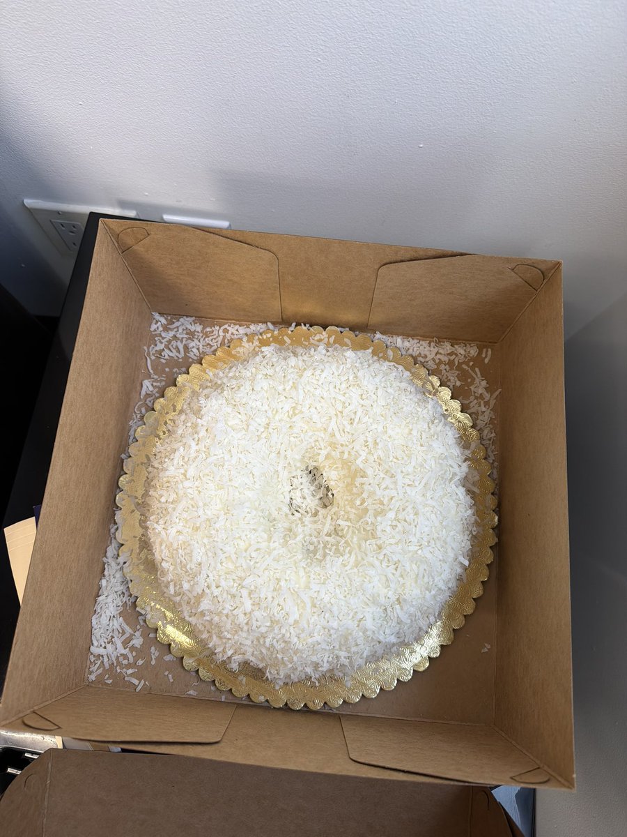 MattBelloni's tweet image. News: I can confirm the annual Tom Cruise holiday gift cake has begun to arrive in offices and residences throughout Hollywood….