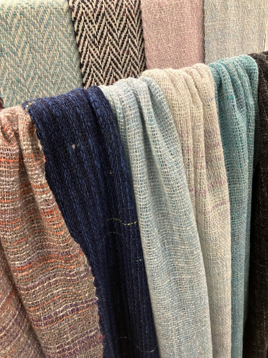 手仕事100％、wool 100%のマフラーやストールがお待ちしています