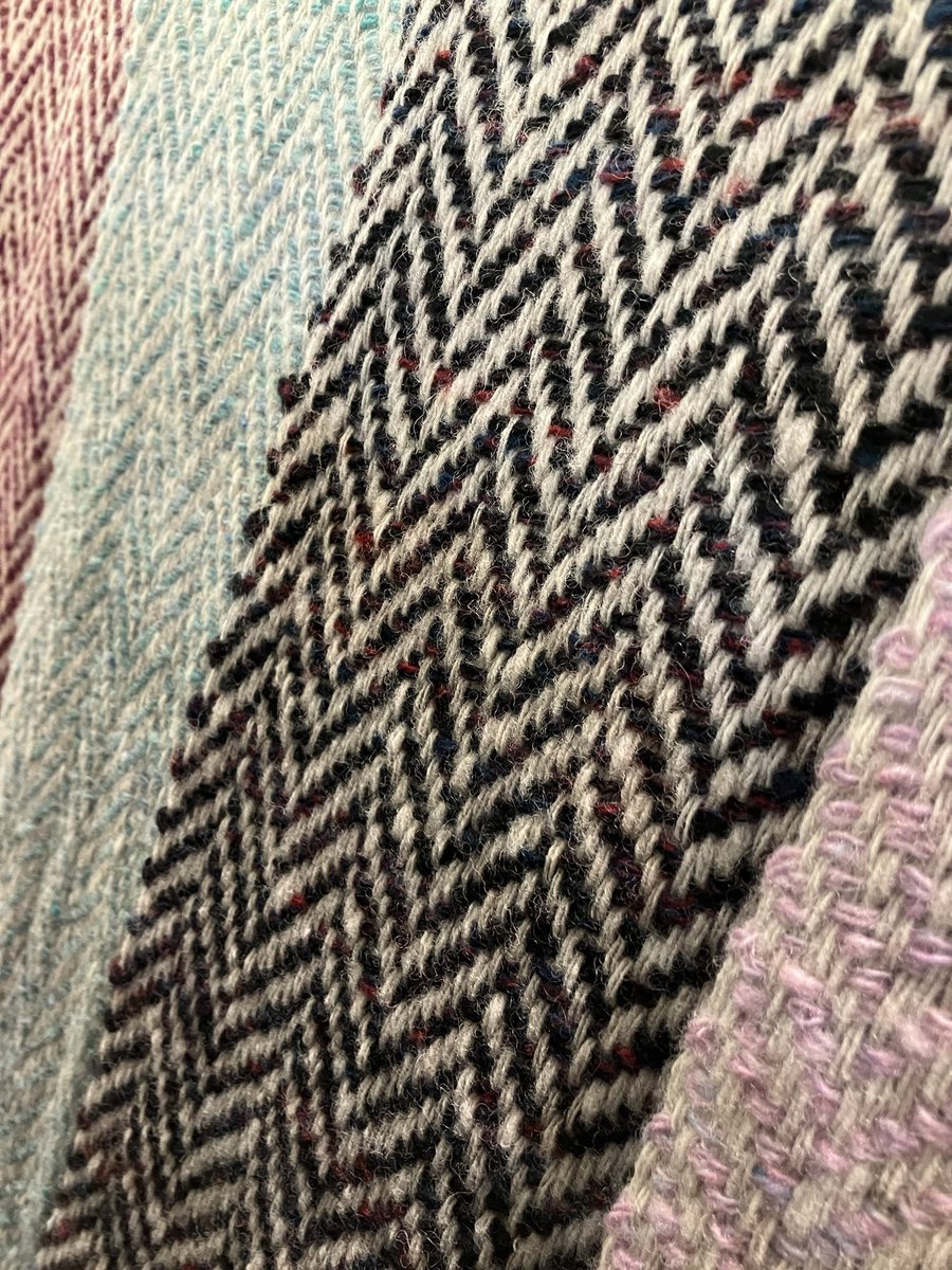 手仕事100％、wool 100%のマフラーやストールがお待ちしています