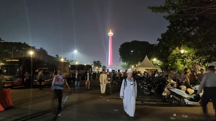 ninioss's tweet photo. Reuni 212 Selesai Jelang Dini Hari, Massa Mulai Tinggalkan Kawasan Monas 

Pecat 50 mp 3x periscope camera respons cepat negara
https://t.co/moO2w7qH2n. https://t.co/PceRBBqy0F
