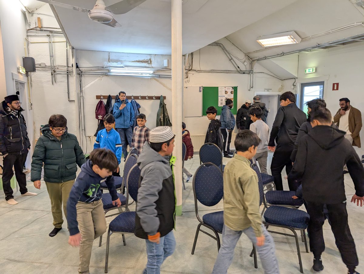 AmstelveenAMJO's tweet photo. Op 23 november was er in Baitul Mahmood een sport programma voor atfal met als afsluiter een heerlijke barbecue. Gezellige sfeer, veel energie en samen genoten! https://t.co/GevHaBtqRA