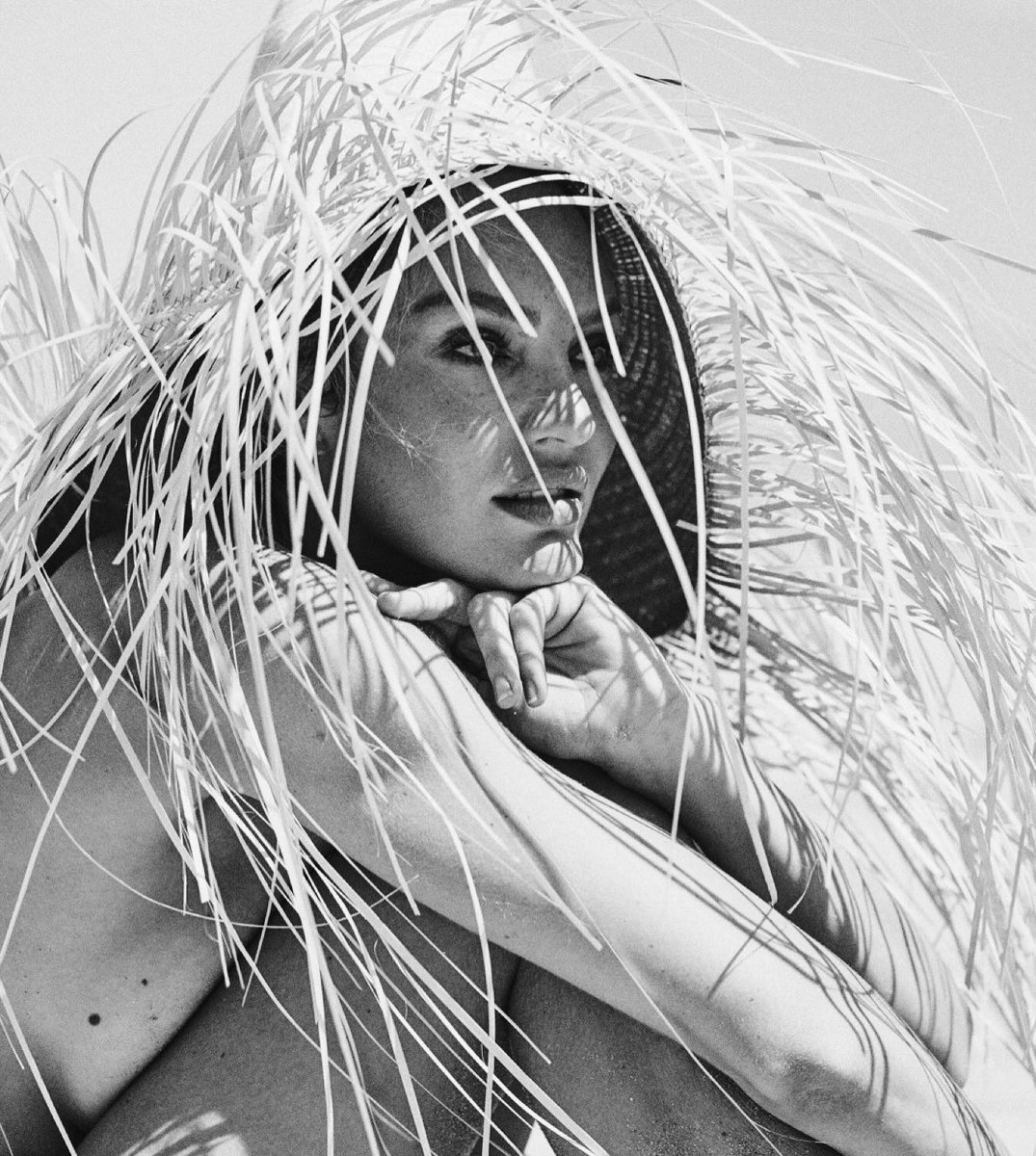 Candice Swanepoel for Tropic of C.

Tropic of C took a trip memory lane to the first collection of the brand which was released on 2018 and shot in Fernando del Noronha, Brazil.