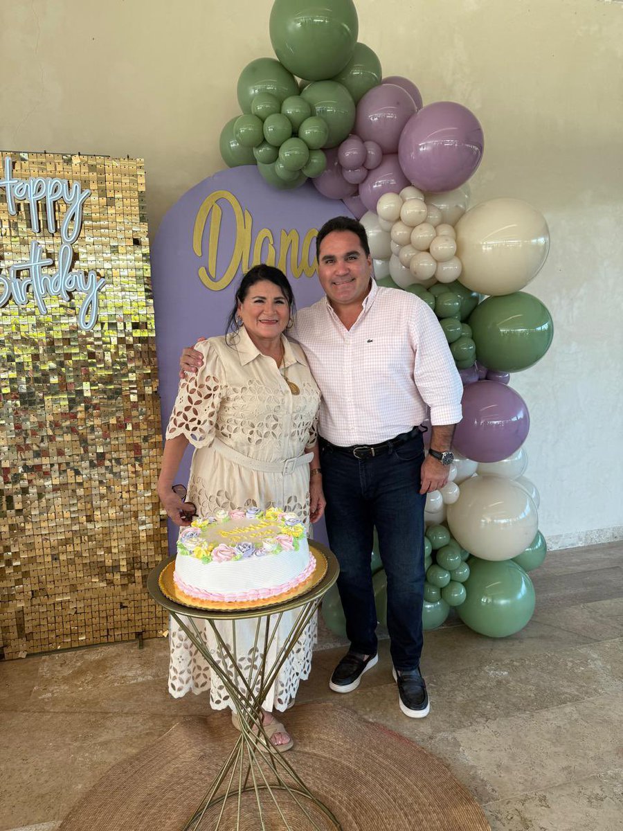 Feliz cumpleaños, mamá. Gracias por ser mi fuerza, mi ejemplo y mi refugio. ¡Te deseo un día tan maravilloso como el amor que siempre nos das! #HBD #Cumpleaños 🎂🍰