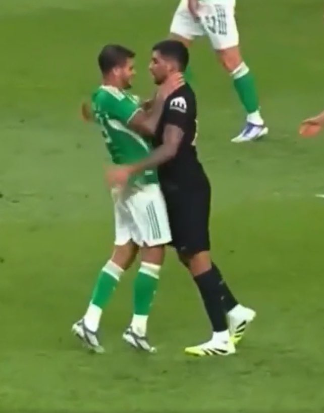 RubyQNUFC's tweet image. Should have kept strangling him