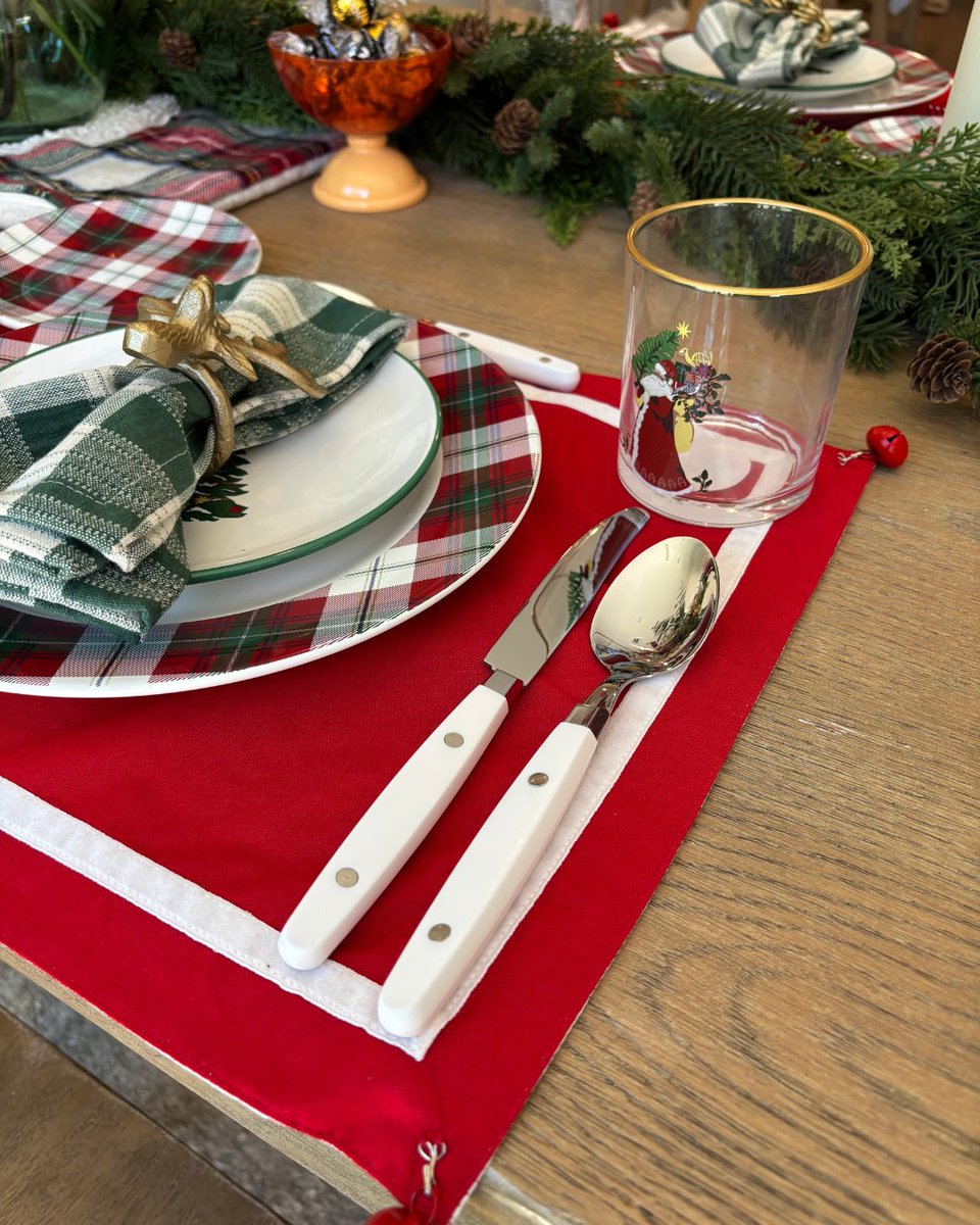 ANNOVAme's tweet photo. Setting the table, hanging the stockings, and letting the holiday magic take over 🎄✨ Ready for cozy gatherings and good food.

#ANNOVA #ANNOVAME #TableSetting #TableDecor #Tablescape #Tableware #TableStyling  #TablewareDesign #TableSettingInspo #christmas #holidays #gift https://t.co/1bhTMq6Q89