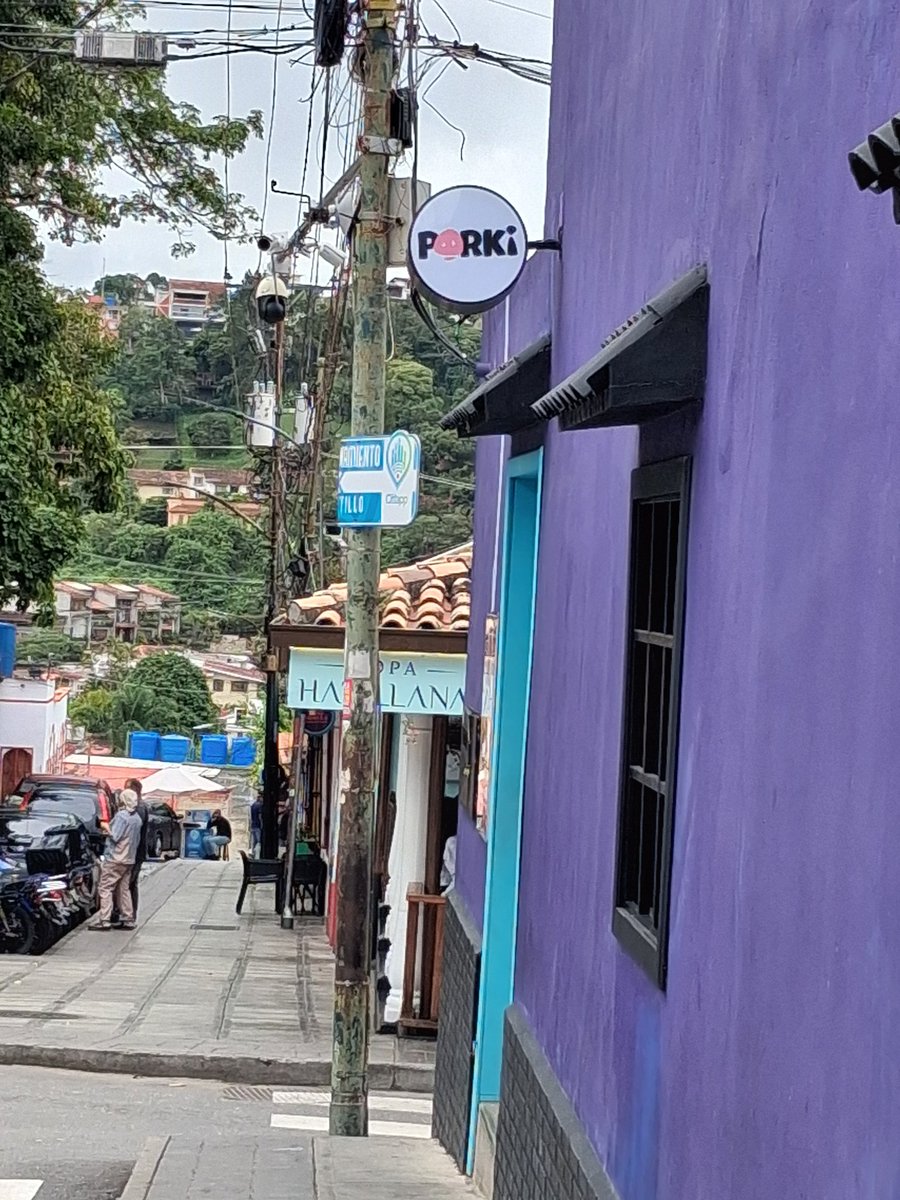 Casco fundacional del Hatillo repleto d estos avisos q sobresalen d las fachadas para invadir el espacio aéreo d las aceras,están prohibidos xq deterioran la imagen histórica,invaden el espacio público y peligrosos xq pueden desprenderse y matar un peatón.
¿Hay Alcaldía allí?