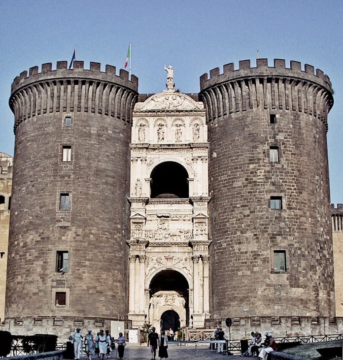 El Portal de Quart de Valencia, construït en el S. XV, és una de les dues entrades a la ciutat que ha sobreviscut a l'enderrocament de l'antiga muralla gòtica de la ciutat. A la ciutat italiana de Nàpols podem trobar-ne una rèplica. Voleu saber-ne perquè?. actualidadvalencia.com/passejantvalen…