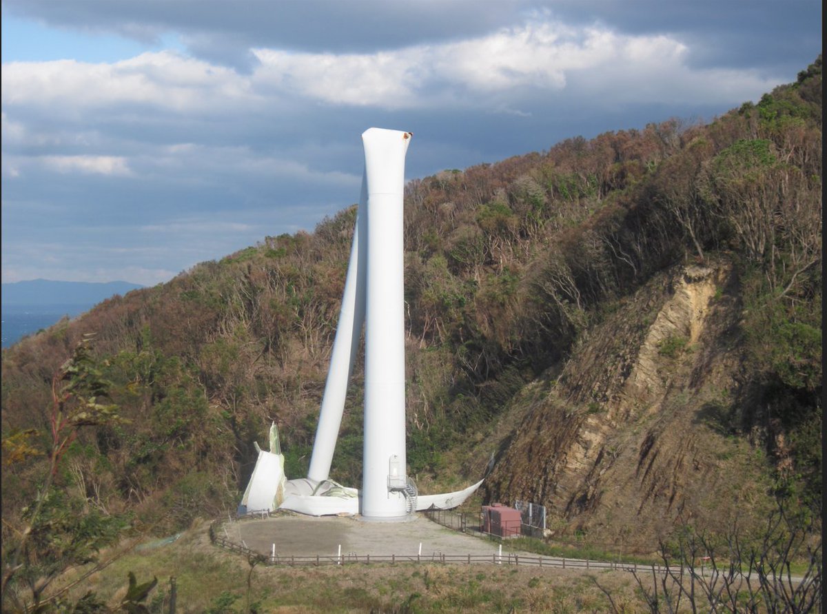 zan4736511's tweet image. 美浜かぁ、日高川沿いに林立する風車群がよく見えるだろうに、由良町の風車も山並みに見える。この風車を覚えているかい。美浜名物よ。結局、誰も何も言わなかった。煙樹ガ浜に高さ200ｍの風車群が立つ。それでも無言だ。私一人がアホ役になっている。名誉なことだよ。