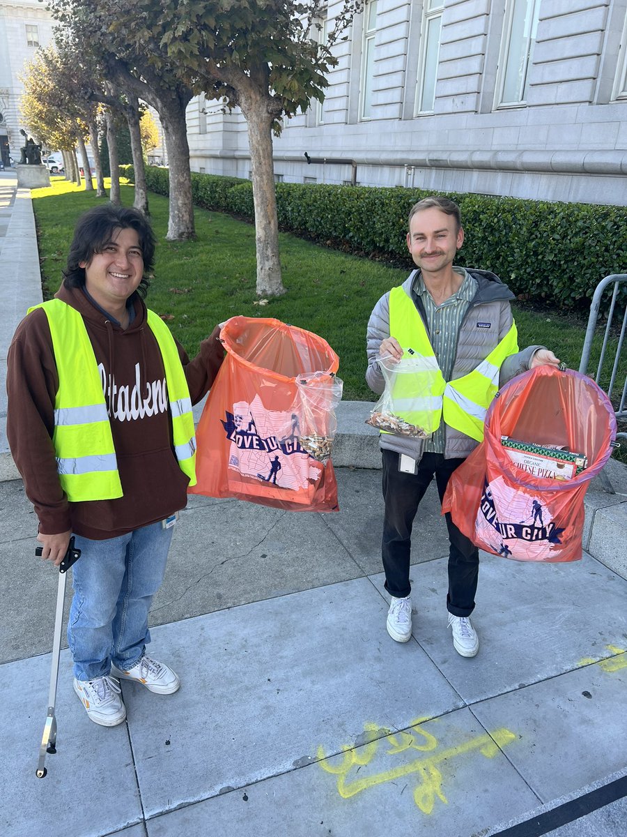 RefuseRefuseSF's tweet image. 7 volunteers from @SFEnvironment came out to pick up cigarette filters around City Hall; we filled this big bag of butts that Mayor @DanielLurie agreed was disgusting.

We took it to each Supervisor’s office encouraging them to support a ban on single-use plastic filters in SF.
