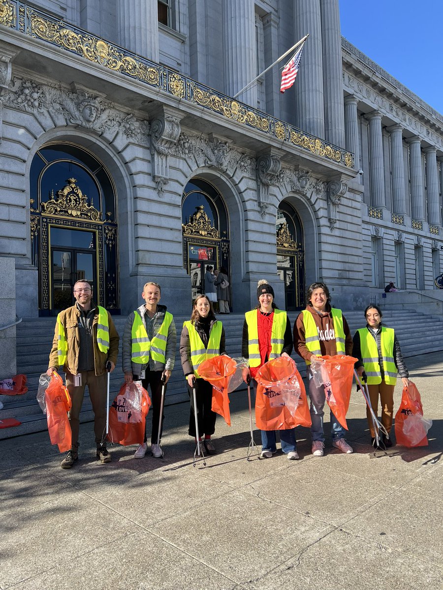 RefuseRefuseSF's tweet image. 7 volunteers from @SFEnvironment came out to pick up cigarette filters around City Hall; we filled this big bag of butts that Mayor @DanielLurie agreed was disgusting.

We took it to each Supervisor’s office encouraging them to support a ban on single-use plastic filters in SF.