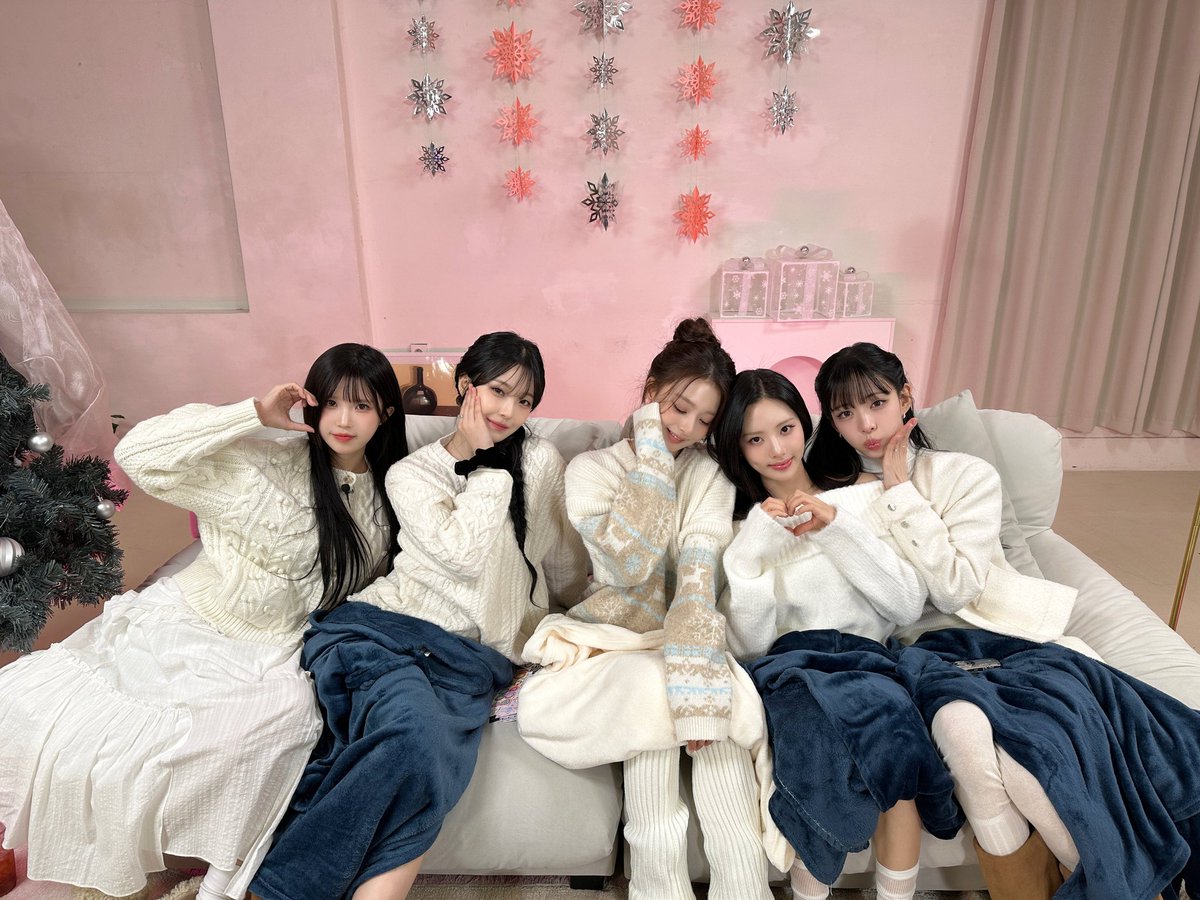 🎀Twitter - 02.12.25🎀

“Fromis_9 en hiver ❄️”

#fromis_9 #Flover #Jiheon #하얀그리움

© realfromis_9
-Heonji