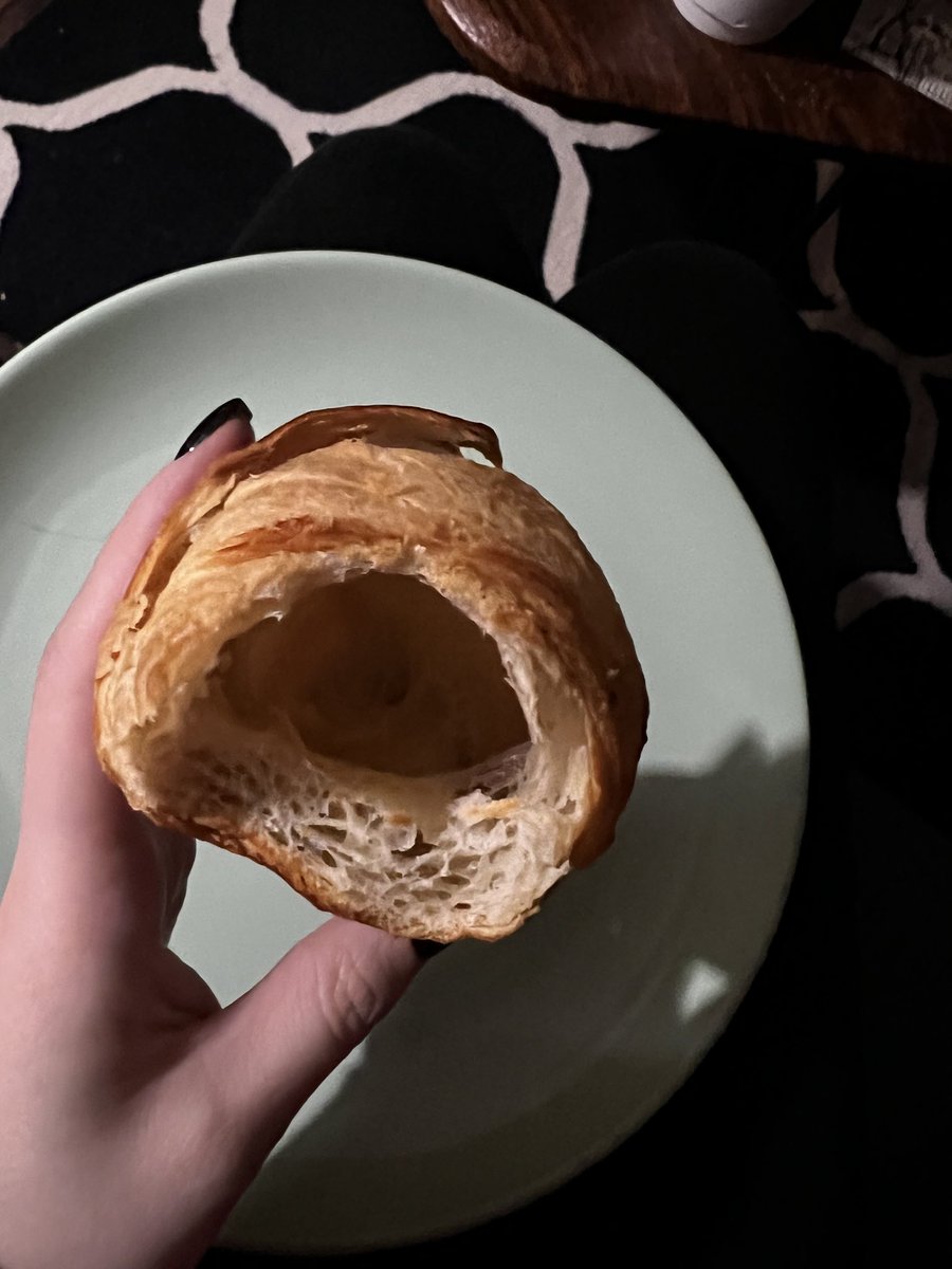 Я снова начала разбирать фотки, дошла до этой и уже 10 минут ору, что в 2022 году мне продали КРУАССАН С ПУСТОТОЙ [перед сном меня очень легко рассмешить].