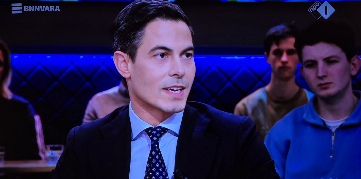 marcelbar8's tweet image. Wat 'n verademing dit gesprek met #Jetten/#Bontenbal. Constructief, jezelf niet te groot maken en zichtbare chemie tussen die 2.
Louis van Gaal is de ideale gast om 't belang ervan te onderstrepen: alleen door chemie en vertrouwen lukt samenwerking. Niet met Wilders. #PauwendeWit