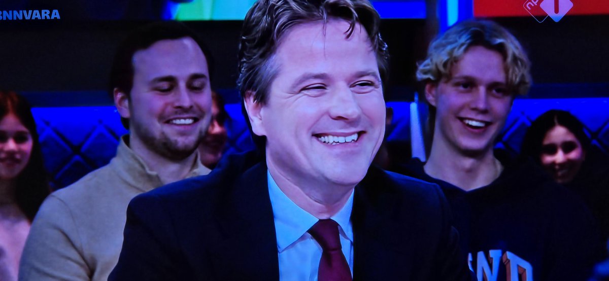 marcelbar8's tweet image. Wat 'n verademing dit gesprek met #Jetten/#Bontenbal. Constructief, jezelf niet te groot maken en zichtbare chemie tussen die 2.
Louis van Gaal is de ideale gast om 't belang ervan te onderstrepen: alleen door chemie en vertrouwen lukt samenwerking. Niet met Wilders. #PauwendeWit