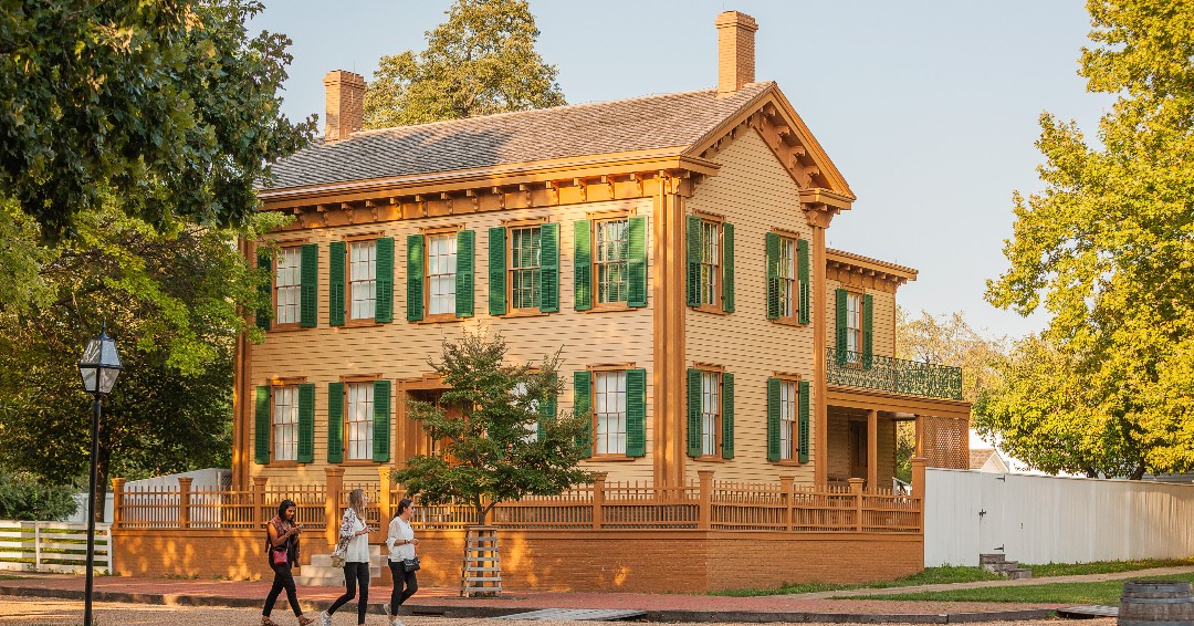 IllinoisEDC's tweet image. #DecaturIL (#1) and #SpringfieldIL (#4) rank among the BEST affordable cities to live in the U.S. according to @usnews based on factors like housing costs and the regional cost of living index.

Learn more: bit.ly/3Xps8jp