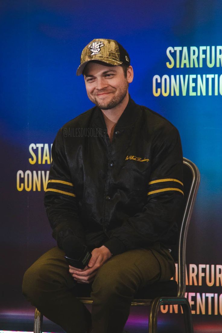 alexcalvertfan_'s tweet image. Esse sorrisinho dele 🥹♥️
#alexcalvert #Staryfurconvention