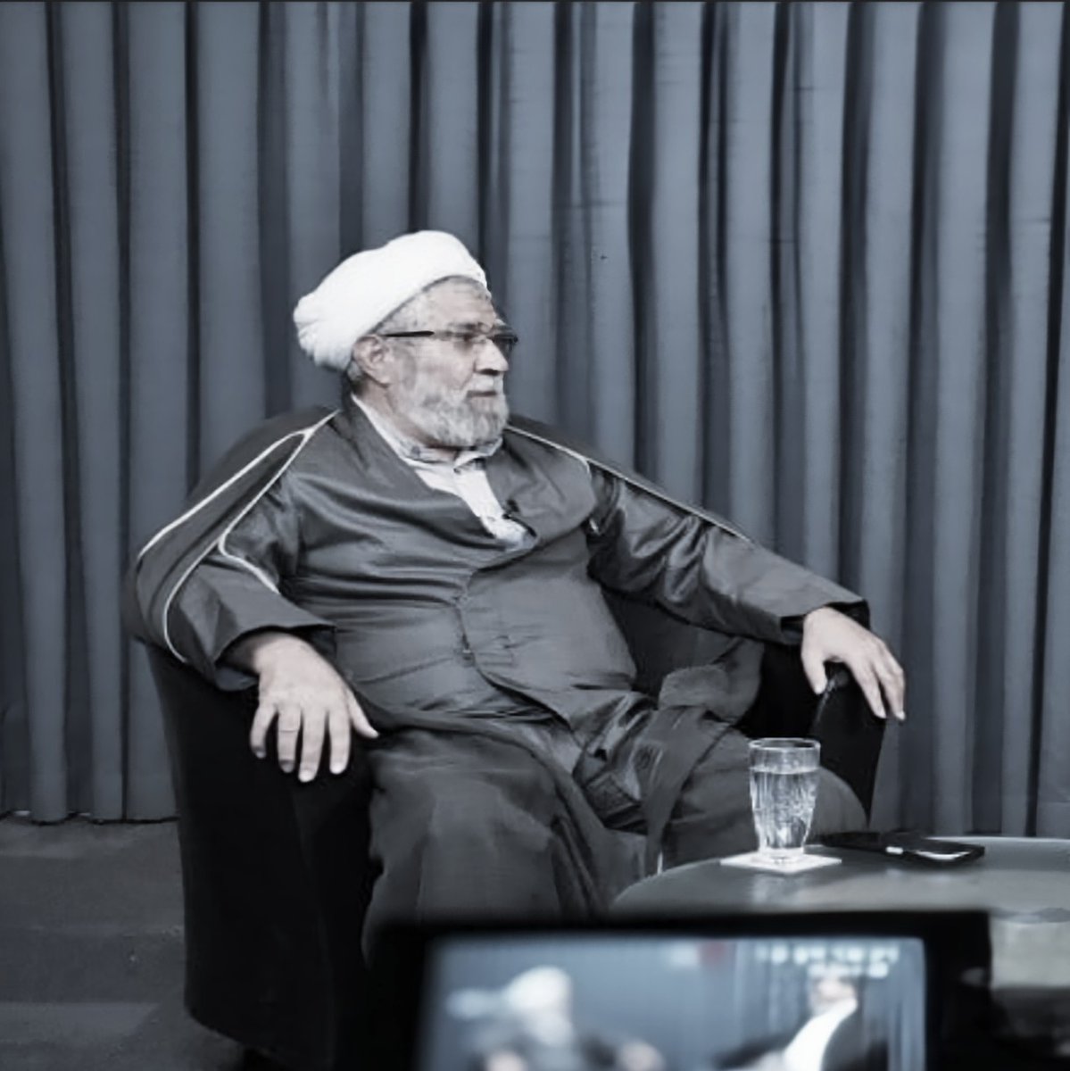 جناب آیت‌الله دکتر عبدالرحیم سلیمانی،
با کمال افتخار،
تمام سلولهای وجودم،
در تمام لحظات حیاتم، از شما و دعبِ شما و طریقت شما متنفرند.

از خدا میخواهم،
یا شما را متحول کند،
یاتا آخرین لحظه‌ای که جان به جان‌آفرین تسلیم می‌کنم، حتی به قدر چشم برهم زدنی مرا از تنفر به شما محروم‌نکند.