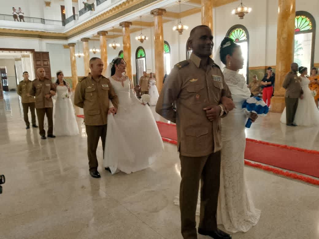 2 DE DICIEMBRE, simbólica fecha para realizar una boda colectiva.
Bella iniciativa del ITM al dedicar este supremo acto a las FAR y a Fidel, precisamente en la edificación donde curso sus estudios de bachillerato.
#CubaViveEnSuHistoria
