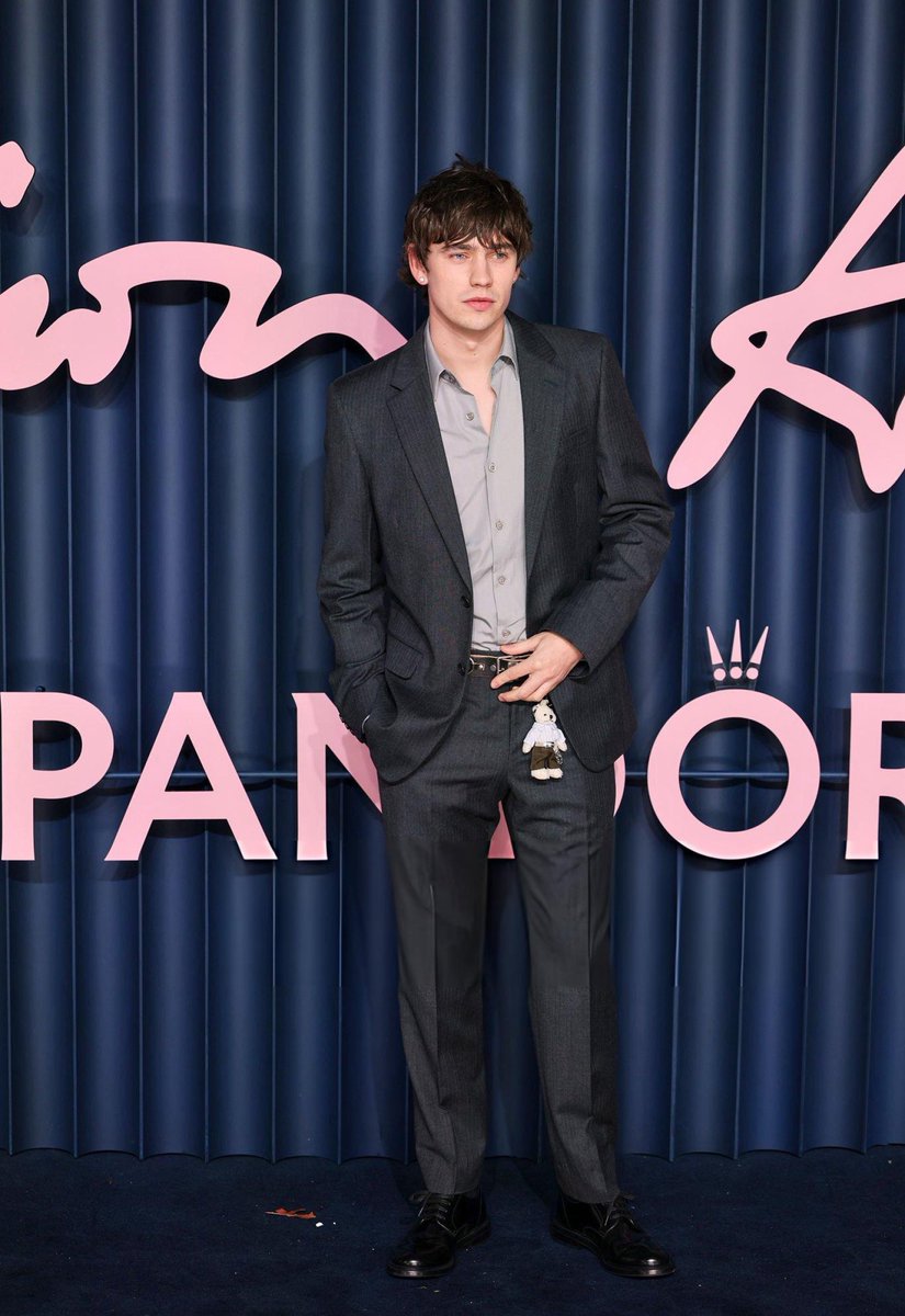 SpikeFearnNews's tweet photo. Spike Fearn attends The Fashion Awards 2025 presented by Pandora in London, England. https://t.co/dKjXoMLlq1