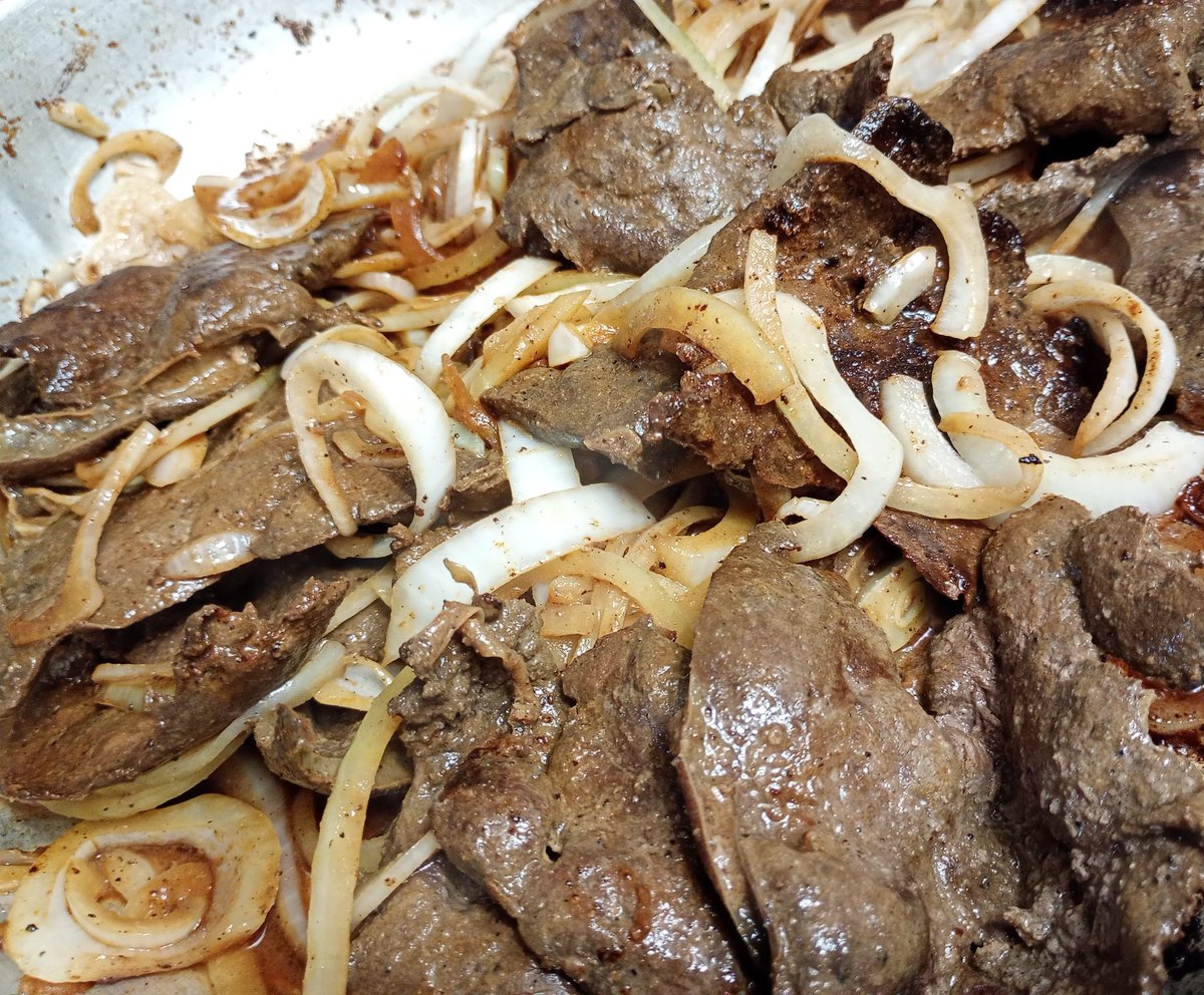 Ya mero está el Hígado encebollado🤤 Ya huele bien sabroso por todas las especias 
Agarra una tortilla, 🥑échale guacamole, un poquito de arroz, harto hígado y tírale un poquito de salsita macha 

No me jodan, es la gloriaa y yo si voy a sentir la gloria 

Con $150 comes sano💅🏻😂