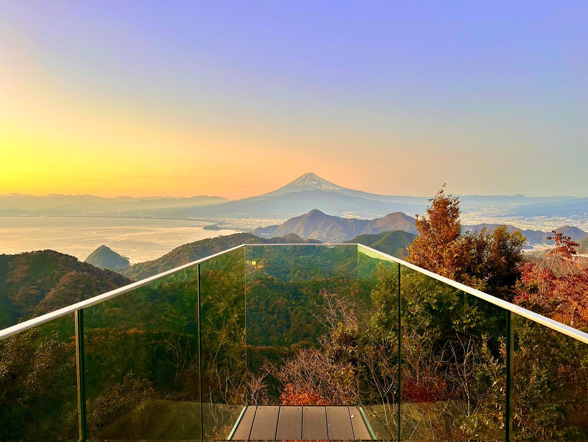 12/3
ロープウェイ山頂『碧テラス』から望む、雪化粧の富士山と夕陽の絶景
『碧テラス』周辺の紅葉が見頃を迎えています
🌅駿河湾に沈む夕日と茜色に染まる富士山、ライトアップされた幻想的な紅葉のコラボレーションは必見です。
普段は見られない特別な景色をぜひお楽しみください。