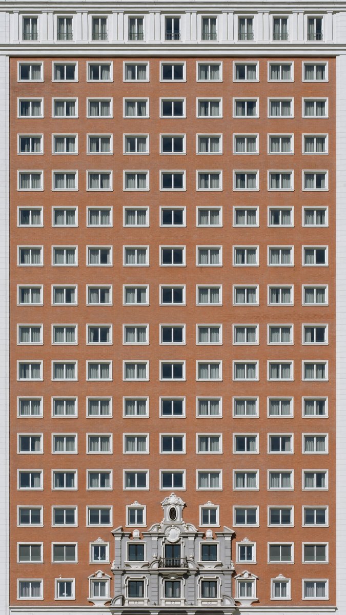 mdkro's tweet image. Hace 6 años empecé a sacar fotos y un poco me obsesioné con las fotos de ventanas a edificios. El fin de semana pasado me senté a juntarlas todas. Dejo hilo de 59 fotos de ventanas de Buenos Aires, Mar del Plata, Lima, San Pablo, Río de Janeiro, Madrid, Bilbao y Londres.