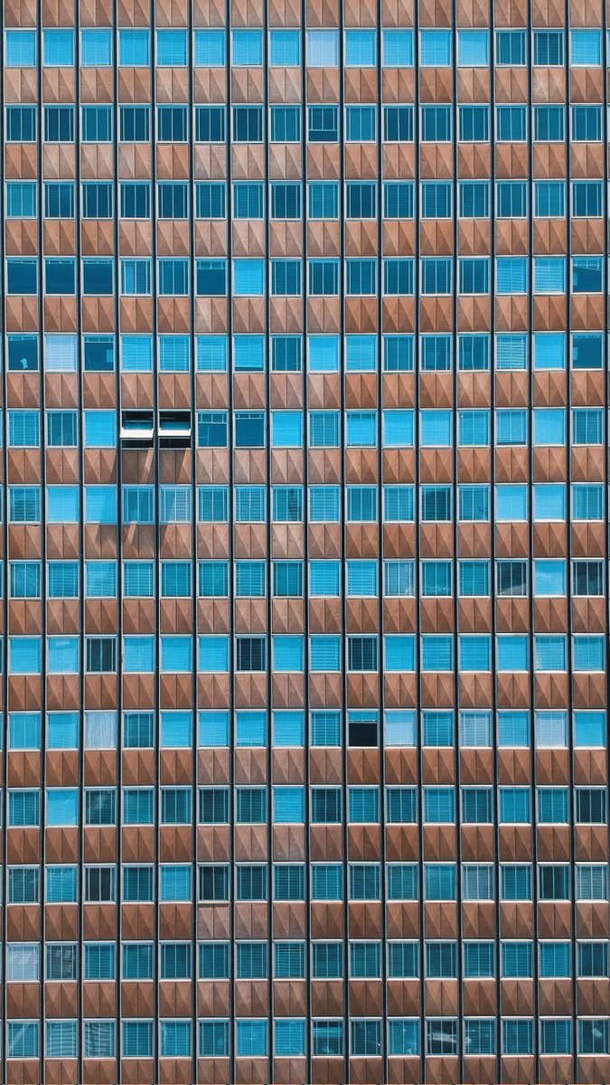 mdkro's tweet image. Hace 6 años empecé a sacar fotos y un poco me obsesioné con las fotos de ventanas a edificios. El fin de semana pasado me senté a juntarlas todas. Dejo hilo de 59 fotos de ventanas de Buenos Aires, Mar del Plata, Lima, San Pablo, Río de Janeiro, Madrid, Bilbao y Londres.