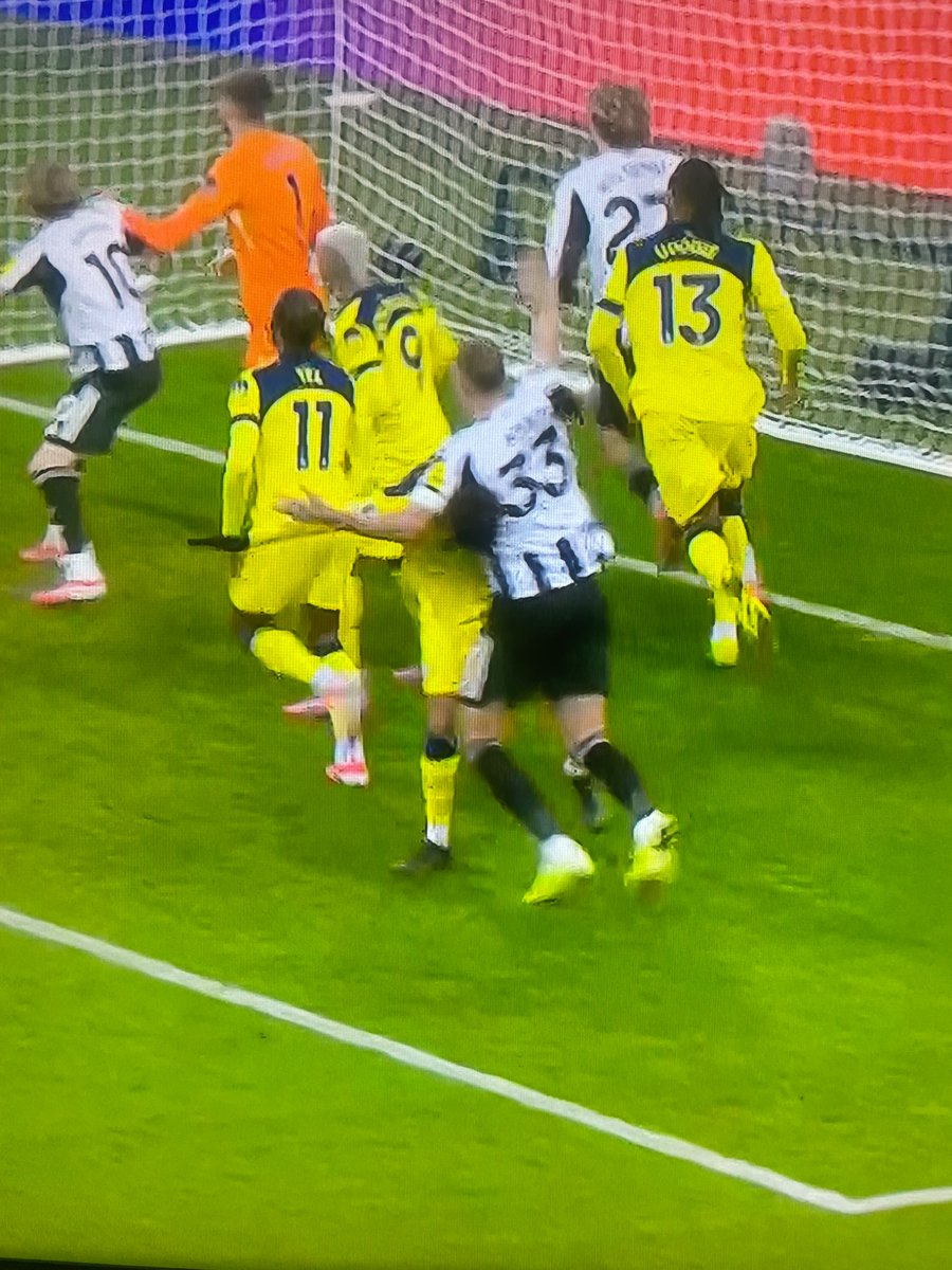 SniersMoregut's tweet image. Look at Bentancur’s head holding Burn’s armpit. Penalty to Newcastle.Obviously