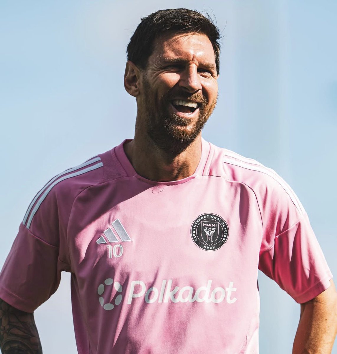 ابتسامة الأسطورة ميسي حاضرة في تدريبات اليوم 🩷