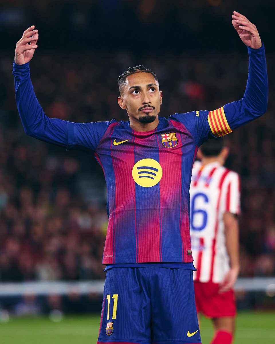 forcabarca_ar's tweet image. 🚨🚨🚨🚨 سيميوني:

لا أعرف كيف لم يفز رافينها بالكرة الذهبية!

يمكن للجميع اختيار من يريدون، أنا اختاره هو

أنا أعشق رافينها.. يلعب في كل المراكز: جناح، ظهير، على الطرف، صانع ألعاب، يسجل الأهداف، يضغط