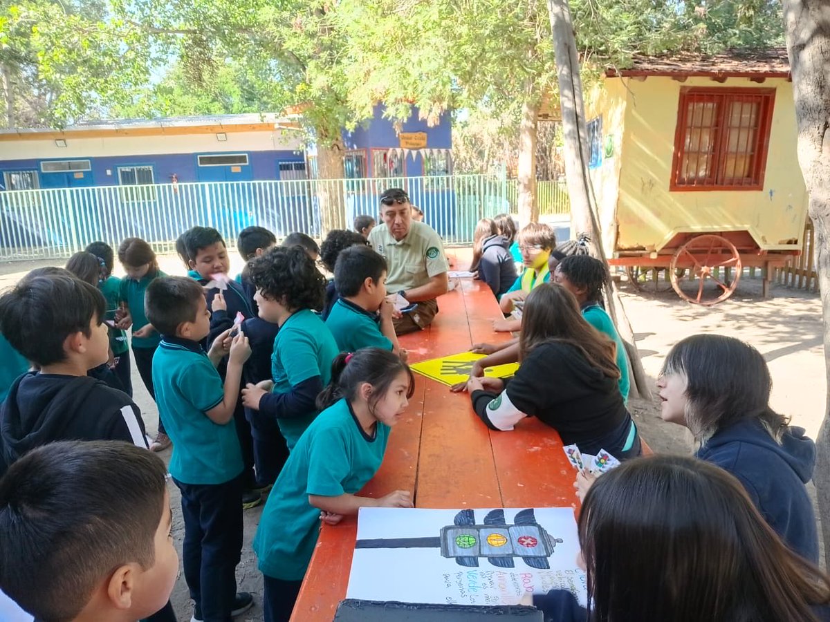 #SanBernardo: <a href="/CarabMicc/">Carab. Plan Cuadrante e Integración Comunitaria</a>. de la 14va Comisaria, en compañía de la brigada escolar del colegio Las Nieves de nuestra comuna, realizan educación vial para los alumnos  de básica y pre-basica.
#CarabinerosDeTodos.