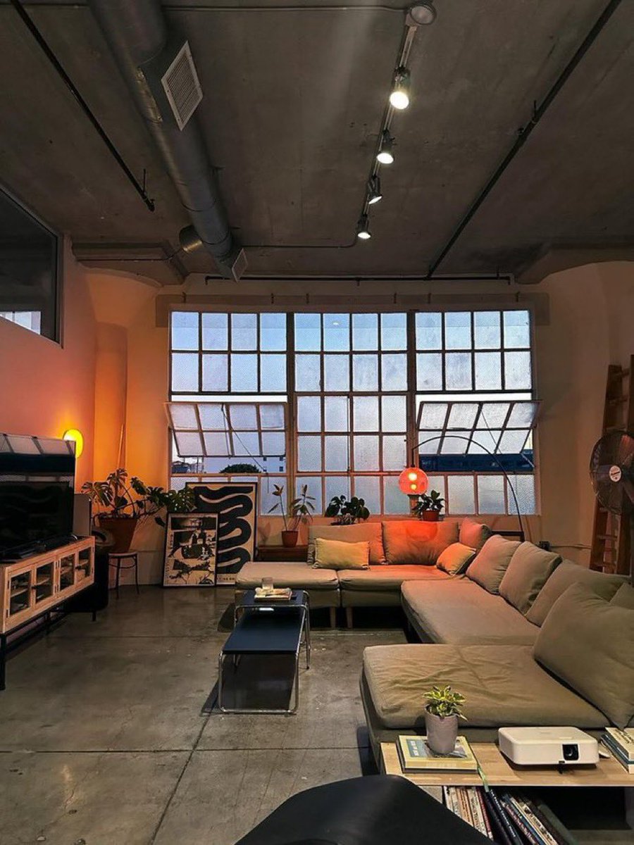 Nesterror's tweet image. Квартира обычного безработного художника в Нью-Йорке в романтической мелодраме