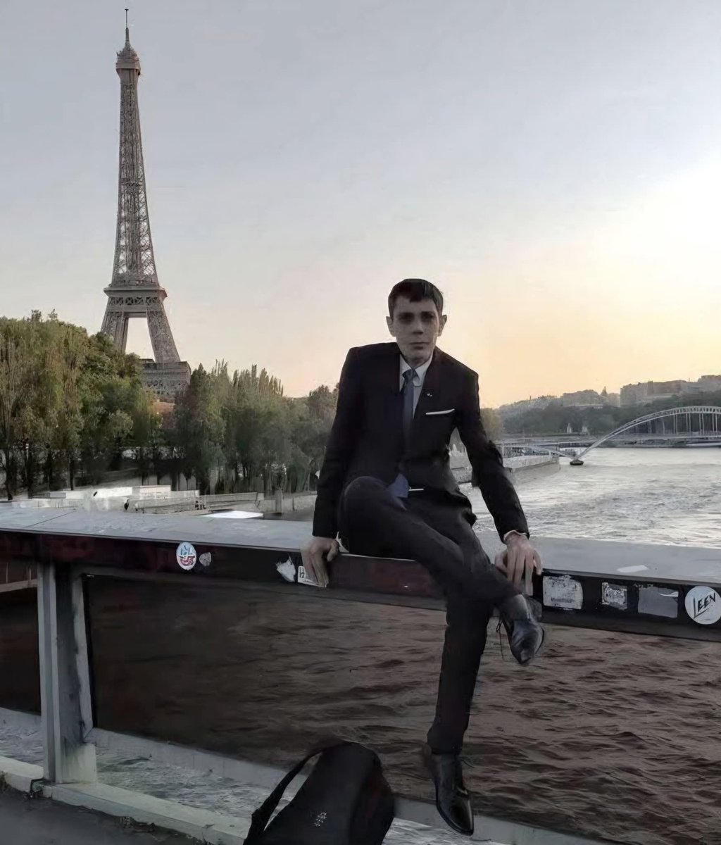 كلمات خلدها التاريخ :
" نَحنُ نُـحاول أنّ نُوضح للناس أننا بَـشر "
مازن حمادة
الذكرى السنويّة الأولى لإستشهاده
وفقاً لتقارير الطب الشرعي فأن مازن حمادة ومن معه استشهدوا في المعتقل قبل أسبوع من ال8 من ديسمبر