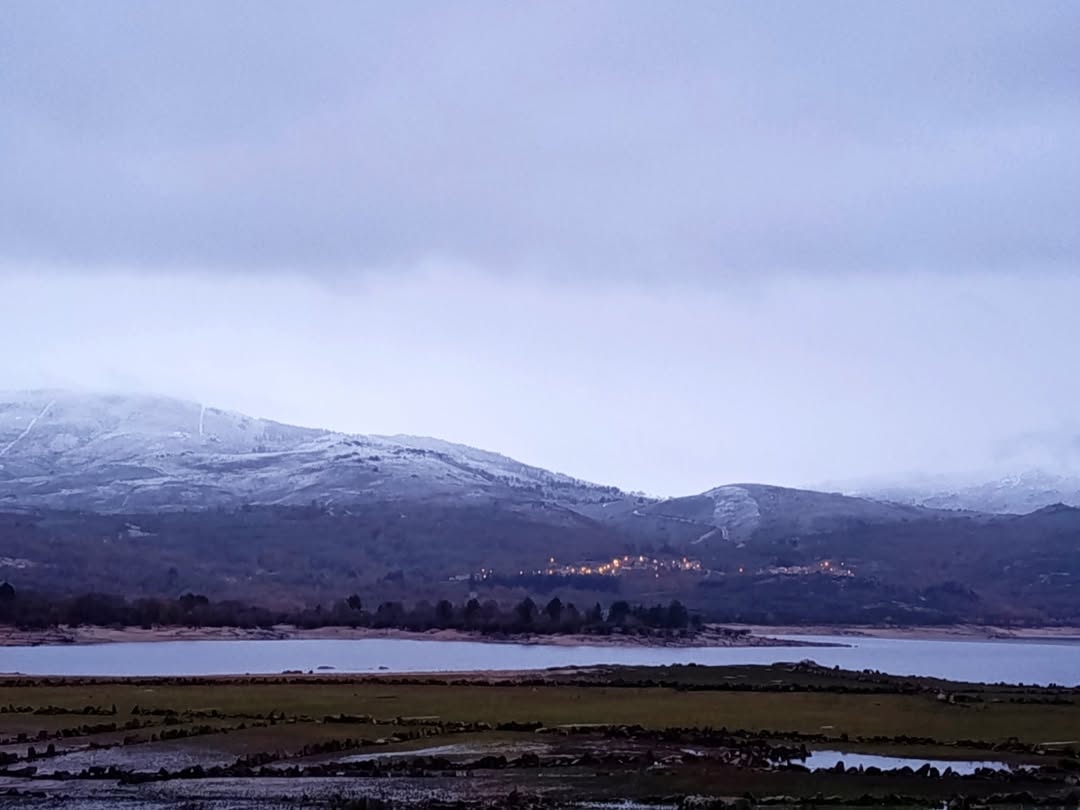 ❄️❄️❄️A neve chegou hoxe, por primeira vez na tempada, á Reserva da Biosfera Transfronteiriza Gerês-#Xurés.

Foto: Aviva Outdoor Sports Center (Maus de Salas, #Muíños)

#Ourense #Natureza