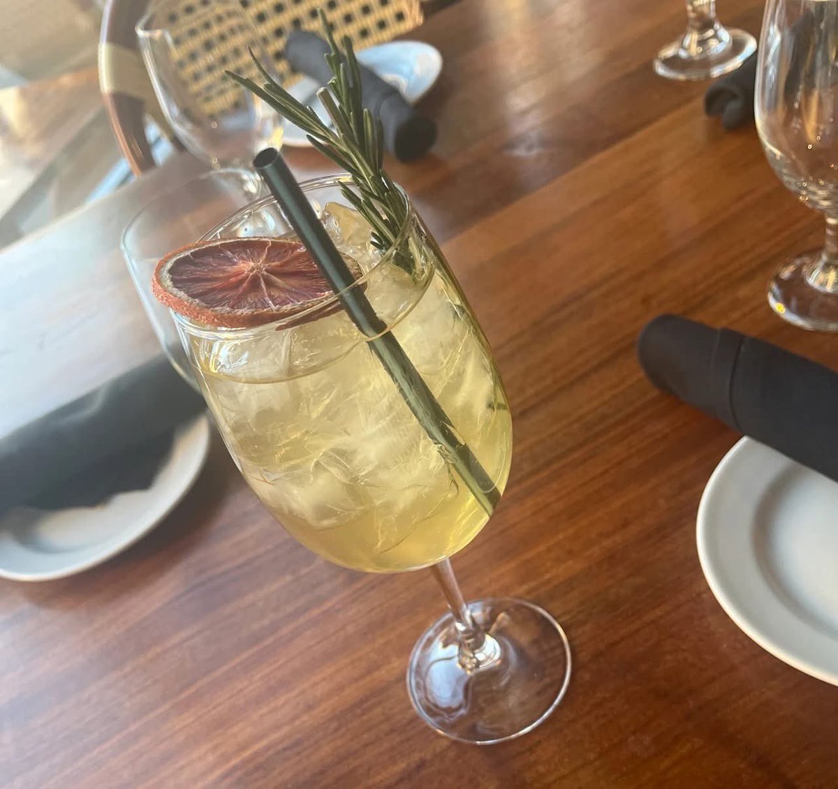 It’s beginning to look a lot like cocktails 🎄🍸 Join us at Mussel Bar Bethesda for holiday spirits and celebratory bites.
#MusselBarBethesda #BethesdaEats #HolidaySeason #CocktailTime #BethesdaRestaurants