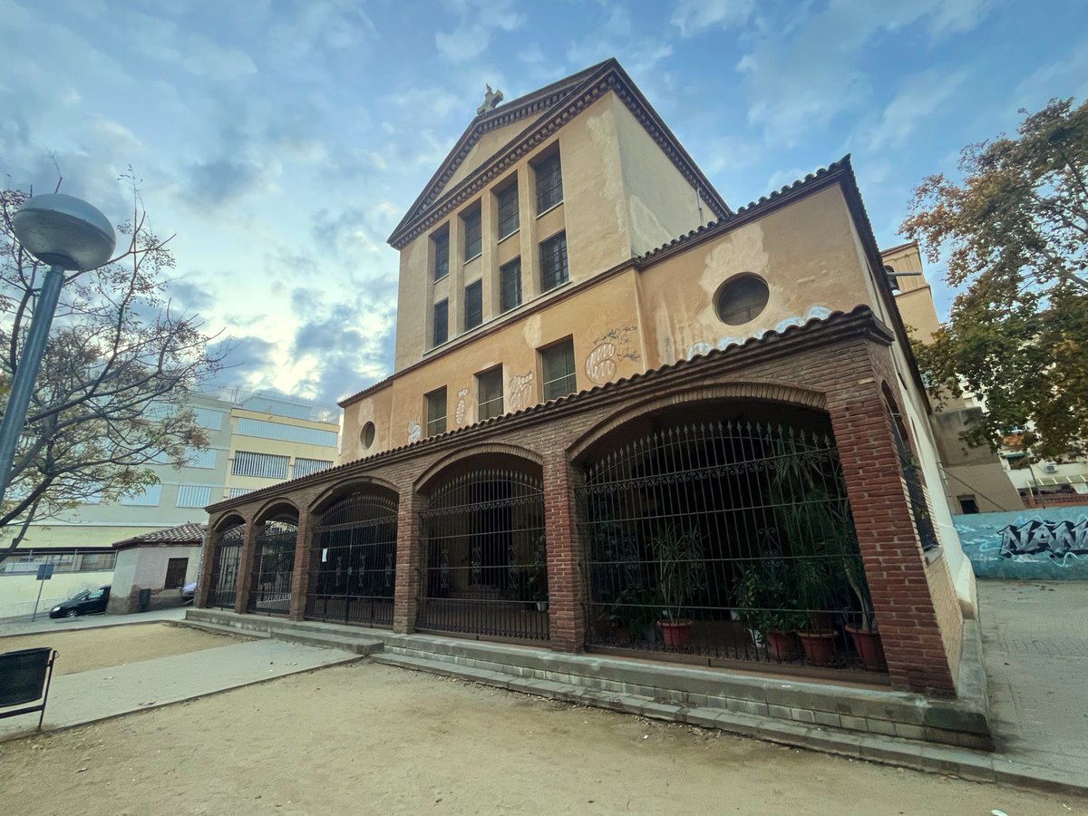 M'agraden aquells racons de poble amb què de tan en tant et sorprèn Nou Barris. Com ara la plaça de Santa Engràcia, a l'entorn de la parròquia del mateix nom, aixecada el 1928 #Prosperitat