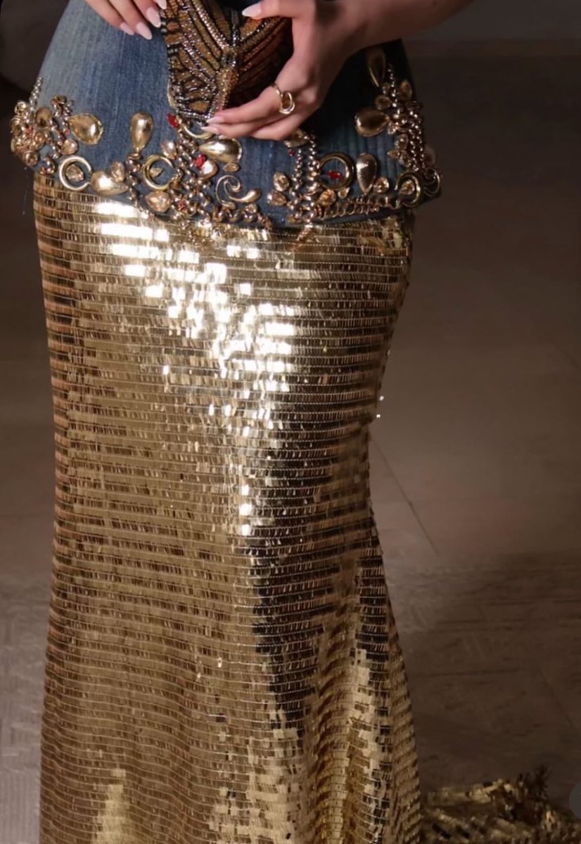 ClassSaudi's tweet image. مابين الكلاسيك والشي الفريد .. اهل العروسة تبارك الله تميزوا بشي خياااال🤍✨