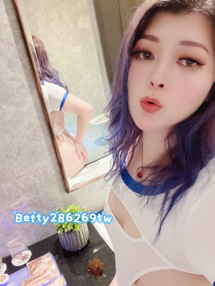 Betty286269tw's tweet photo. 前不久OL打扮出門
很正經的外表下
裡面不穿內衣直接穿死庫水
奶頭整路都硬硬尖尖的

一到伴的房間
死庫水下面就被解開
從背後體位抓著狂幹
他抓著我穿著白絲的雙腿
撞擊我極富彈性的屁股
小穴一陣又一陣的酥麻
最後把白稠的精液射在我的體內好舒服💋 https://t.co/5cleYADi38