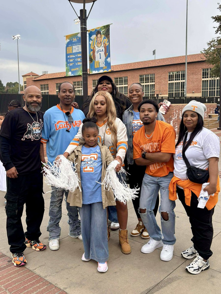 IssaVolThang's tweet image. I’m still 10 toes behind this team. Don’t ever question fandom! We have great players and great people on this team and they want to win just as much as we want them to. Coaching staff, get our girls right and set them up for success. I’m also riding my LV fam 4 life🤞🏽Go Vols🧡