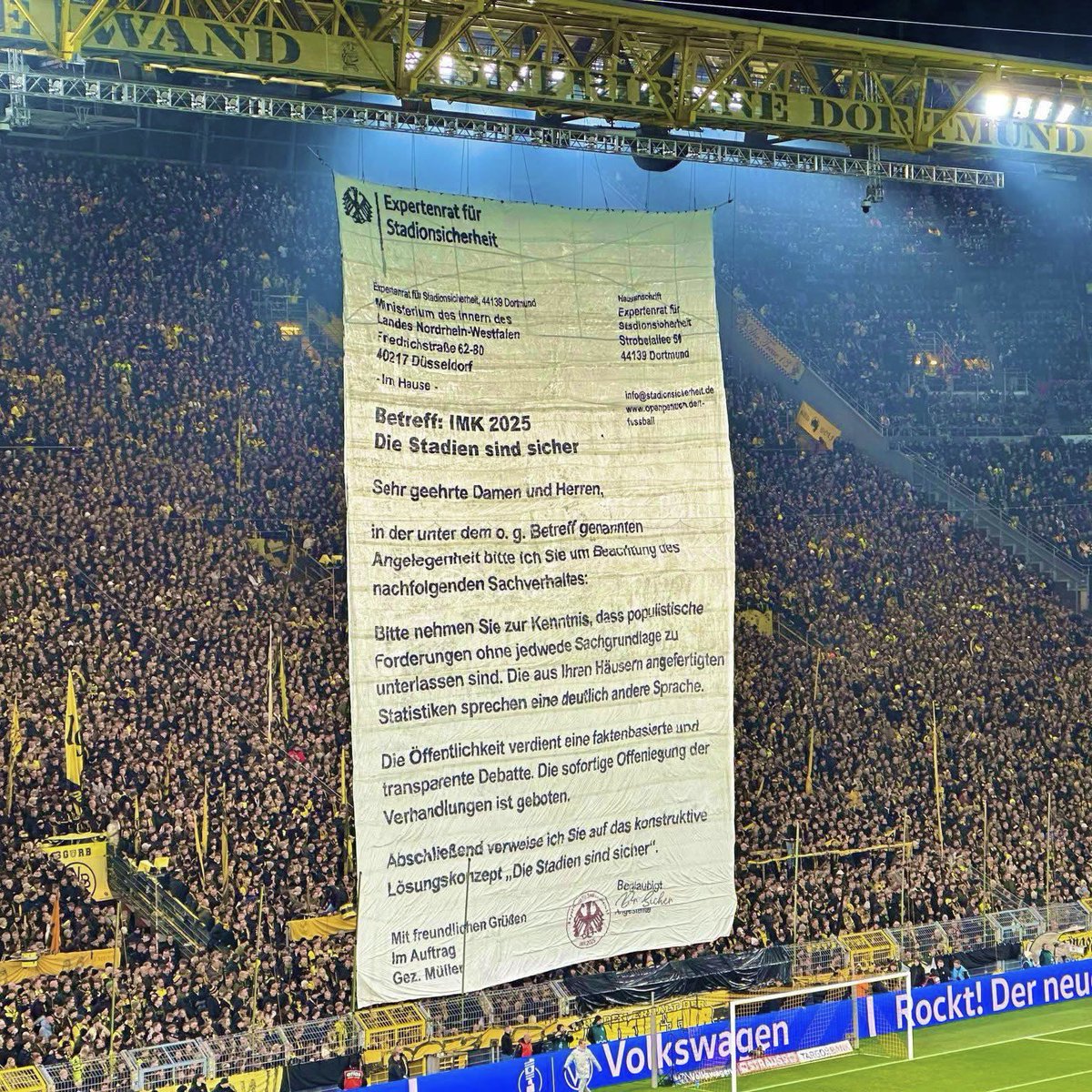 La afición del Borussia Dortmund sentando cátedra de nuevo.

Han colocado como tifo en el partido de Copa de hoy, una carta dirigida a los ministros que mañana decidirán el futuro de las gradas alemanas en la IMK25 en Bremen:

📢Los estadios son seguros.