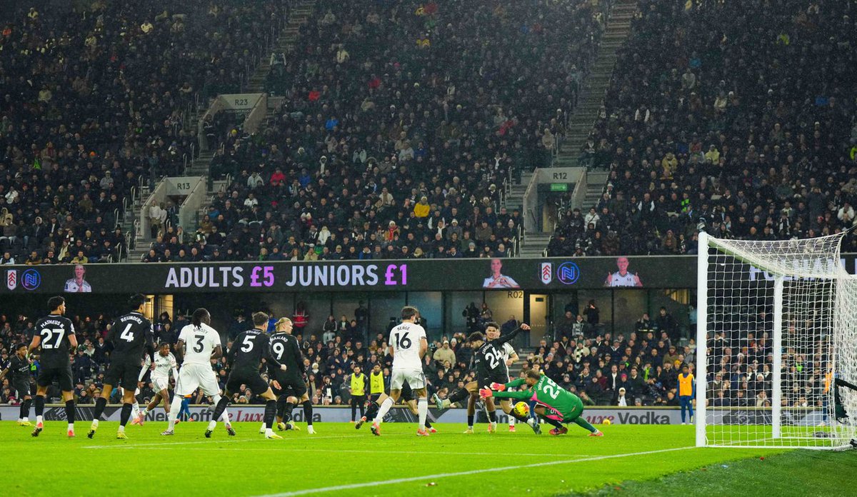 That was the loudest I've heard the Cottage since Brentford last season when our fourth went in. Was a bit surprised that ESR started over King, but he looked up for it, and the Kusi-Asare sub for Jiménez worked pretty well. Iwobi superb for long spells. #FFC