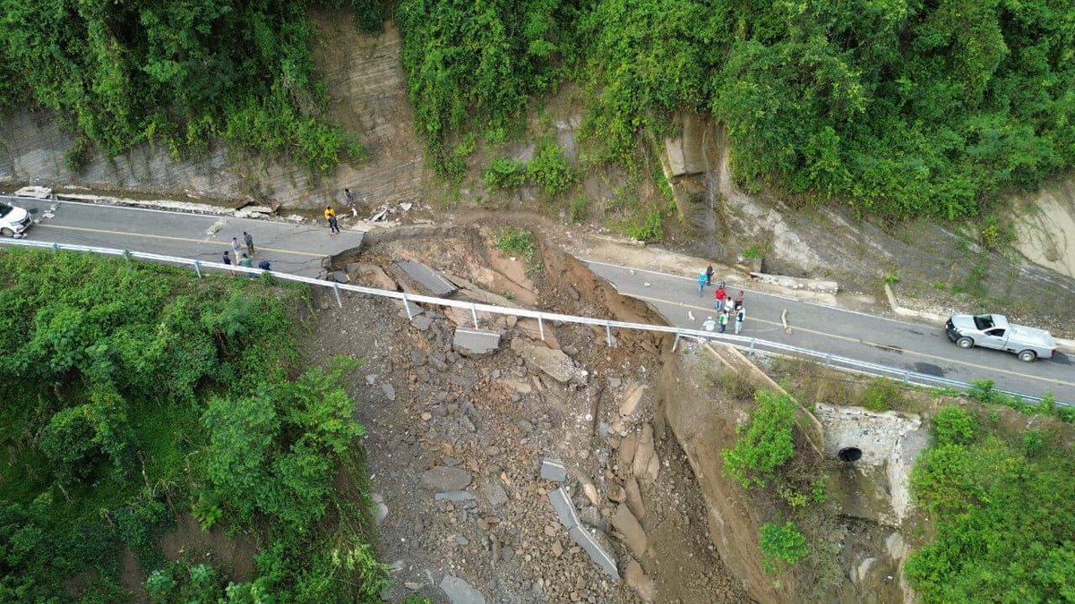 PoderNoticiaPue's tweet image. 👍Atiende @SICTmx Deslave En Carretera, De Tlacuilotepec, Puebla

👍Personal de la dependencia activó los protocolos de emergencia y trabaja en el lugar

👉Entérate: shre.ink/qLaB

#PoderNoticiaPue #DondeTuVozSeEscucha