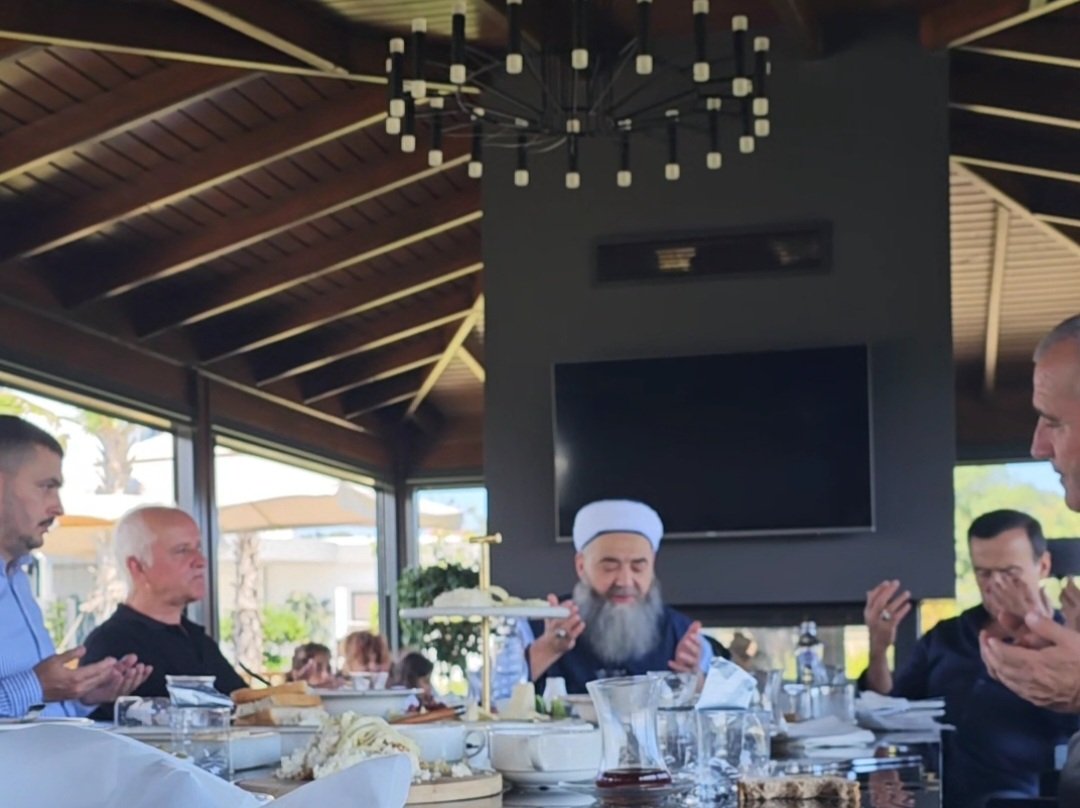 Her zaman söylüyoruz:
Cübbeli Hoca’ya düşmanlık yapanlar bunu şerefiyle yapmıyor.

Sahte şeyhlerin müritleri önce bir iftira ortaya atıyor, sonra Vahhabîler alıp bunu yayıyor.

Adamın şahsî evini otel diye paylaşanlar, Hoca hakkında yalan yanlış iftira atanlar şimdi özür