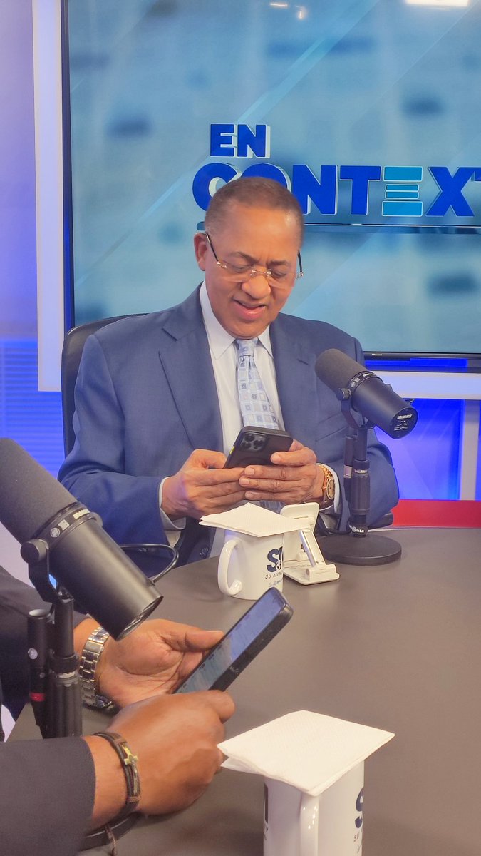 Preparándome para ir al aire. Sintoniza "En Contexto", en vivo por <a href="/sumundotv/">Su Mundo TV</a>