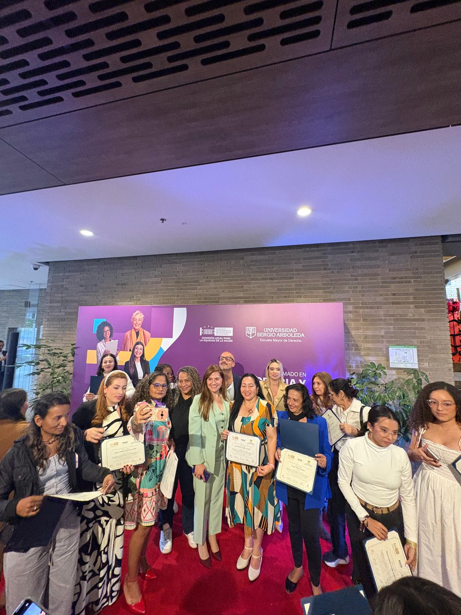 SegyEst's tweet image. 💜 Desde @SegyEst  nos enorgullece capacitar mujeres que transforman sus comunidades 🔥👭 Gracias @SergioArboleda y @CamaraRep por esta hermosa oportunidad 🎓🇨🇴 ¡Cuando ellas crecen, todas crecemos! 🌟 #MujeresLíderes #Empoderamiento